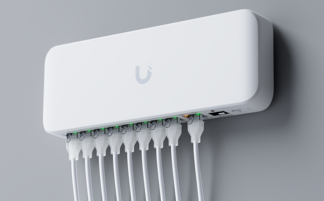 UniFi Switch Flex 2.5G aan de wand met aangesloten kabels