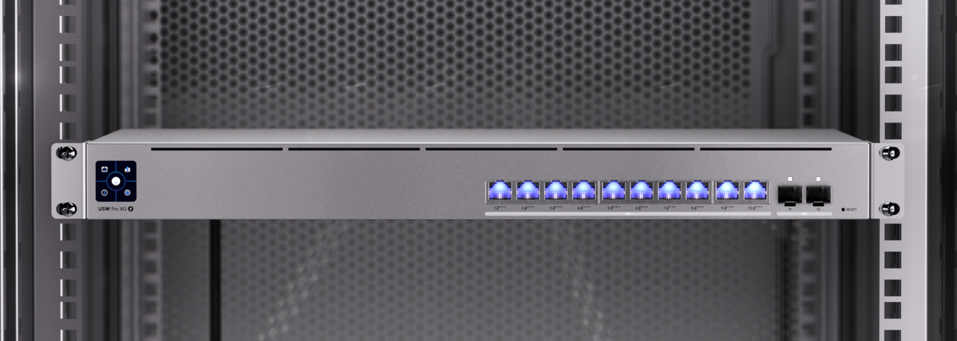 UniFi Switch Pro XG 10 PoE in een rack met verlichte netwerkpoorten
