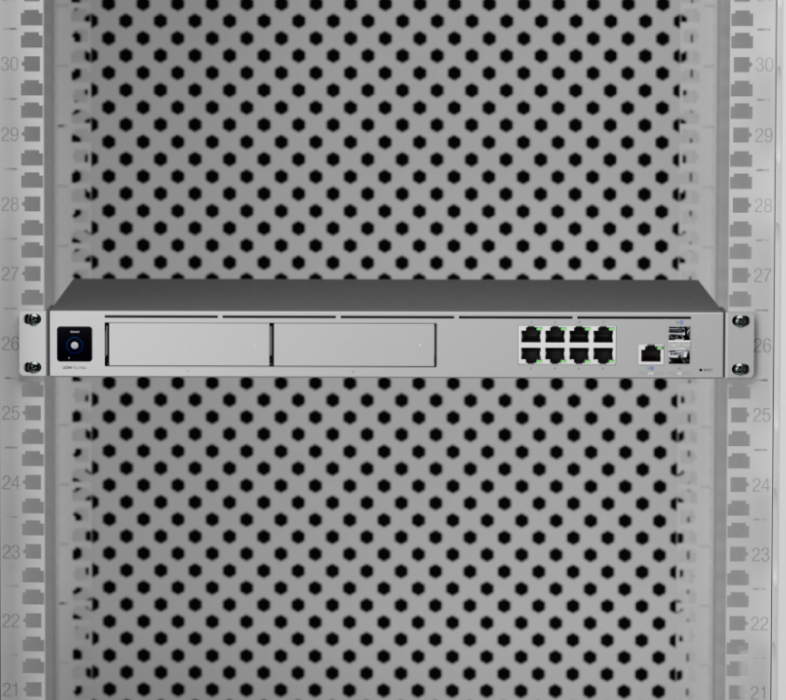 UniFi Dream Machine Pro Max gemonteerd in een 19-inch rack, vooraanzicht