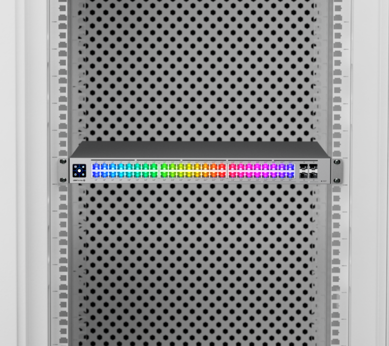 UniFi Switch Pro Max 48 PoE in een rack met verlichte Etherlighting-poorten