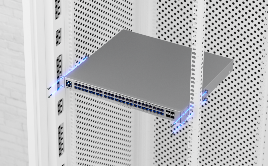 UniFi Switch Pro Max 48 PoE schuin afgebeeld tijdens rackmontage