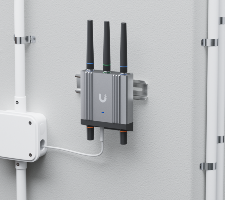 Router met buitenkap aan een DIN-rail