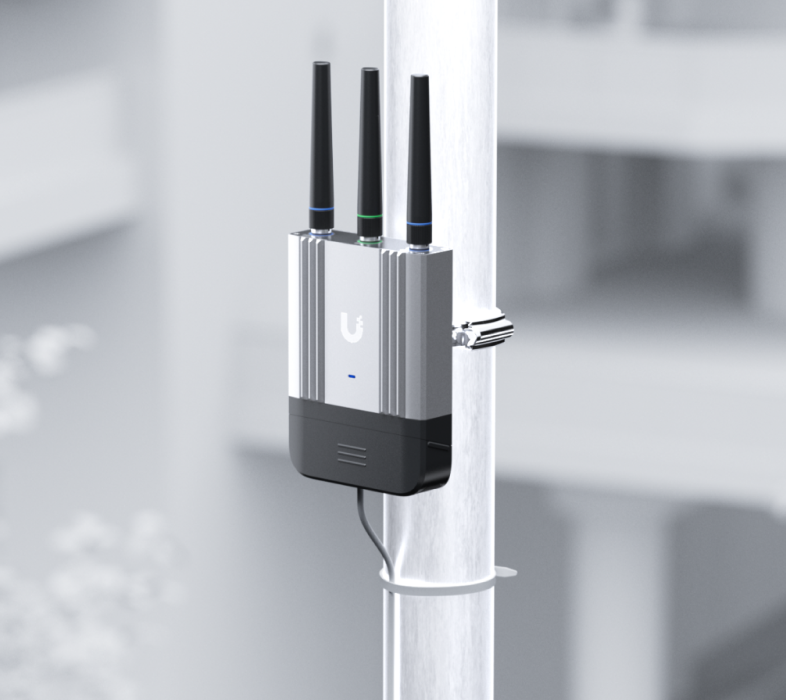 Router met buitenkap gemonteerd aan een paal