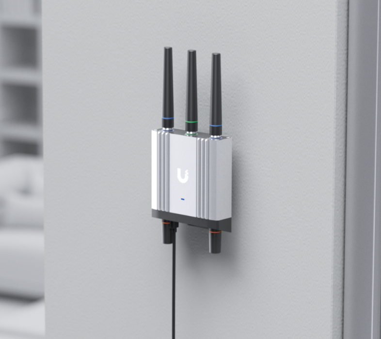 Router gemonteerd aan de wand met voedingskabel