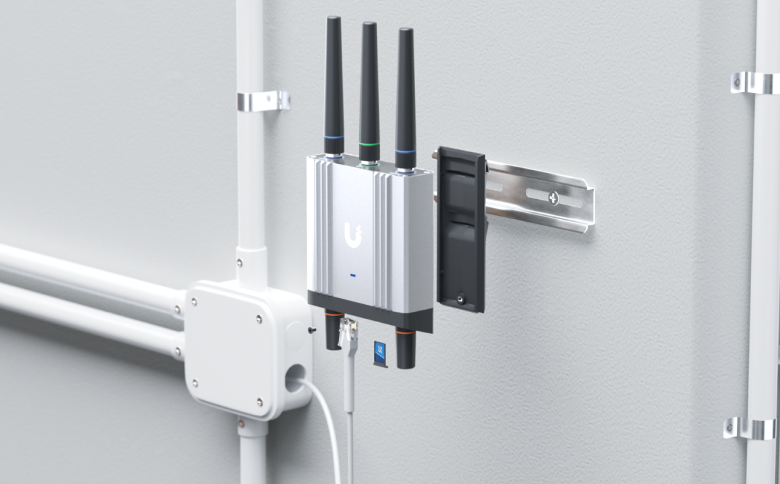 Router bevestigd aan een DIN-rail naast een technische installatie