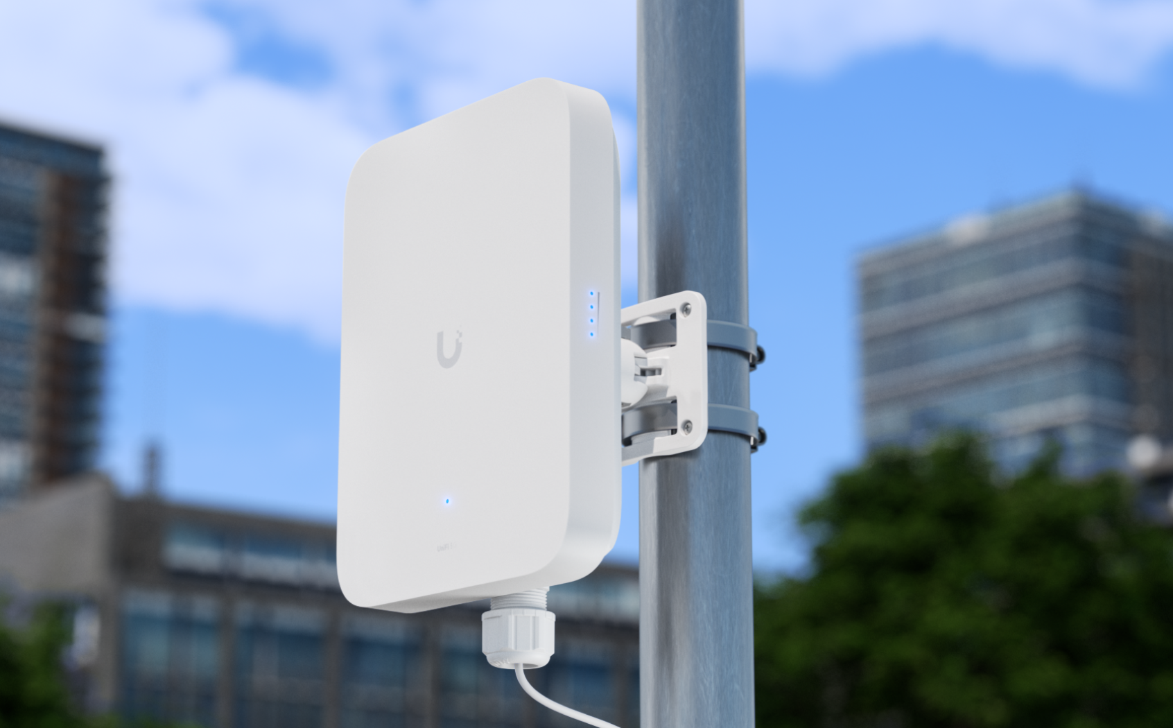 UniFi 5G Max Outdoor gemonteerd aan een paal buiten