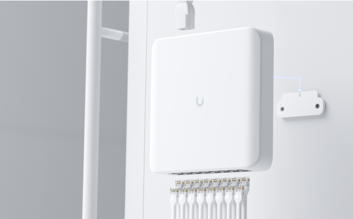 Wandmontage van de UniFi Switch Lite 16 PoE met de meegeleverde montagebeugel
